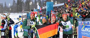 Die deutsche Verfolger-Staffel freut sich hier über Silber.