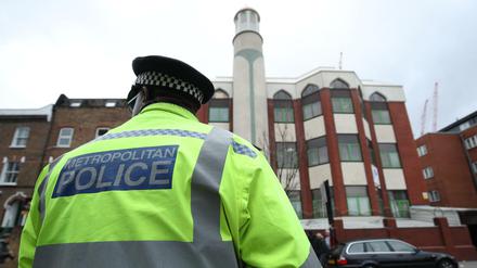 Ein Polizist steht in London gegenüber der Finsbury Park Moschee.