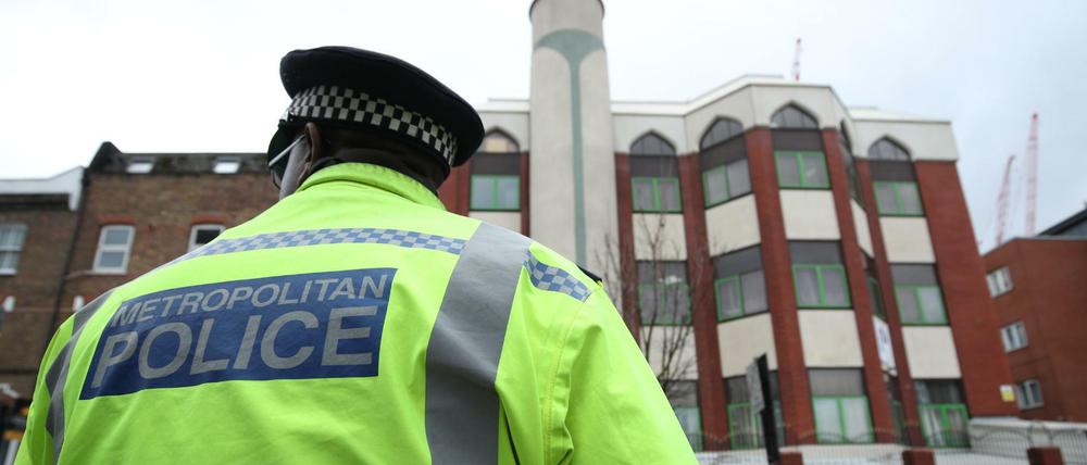 Ein Polizist steht in London gegenüber der Finsbury Park Moschee.