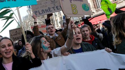 Demonstrantinnen bei den Klimaschutz-Demos am 16. März in Paris. 