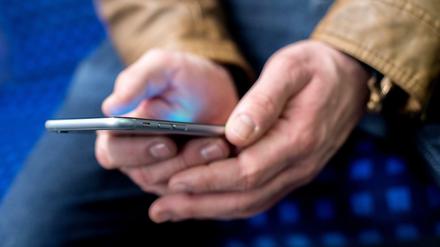 Der Bundestag hat eine neue Smartphone-App, entwickelt von einem Start-up - jedoch aus Tschechien. Foto: Hauke-Christian Dittrich/dpa