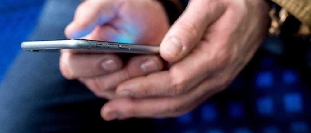 Der Bundestag hat eine neue Smartphone-App, entwickelt von einem Start-up - jedoch aus Tschechien. Foto: Hauke-Christian Dittrich/dpa