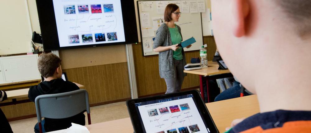 Schüler nutzen Tablets im Unterricht.