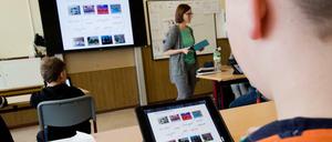 Schüler nutzen Tablets im Unterricht.