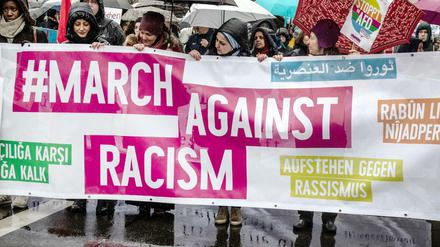 Demonstranten stehen mit einem Transparent am Start der Demonstration "Gemeinsam gegen Rassismus und Faschismus".