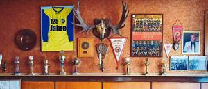 Der „Fußballtreff“ ist über die Jahrzehnte für viele Gäste zu einer Art Wohnzimmer geworden. Nun naht der Abschied. Inhaberin Margot Thiele schließt ihre Gaststätte am 31. März.