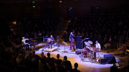 Himmlisch und irdisch. Das Quartett mit Django Bates, Anouar Brahem, Dave Holland und Nasheet Waits (von links). 