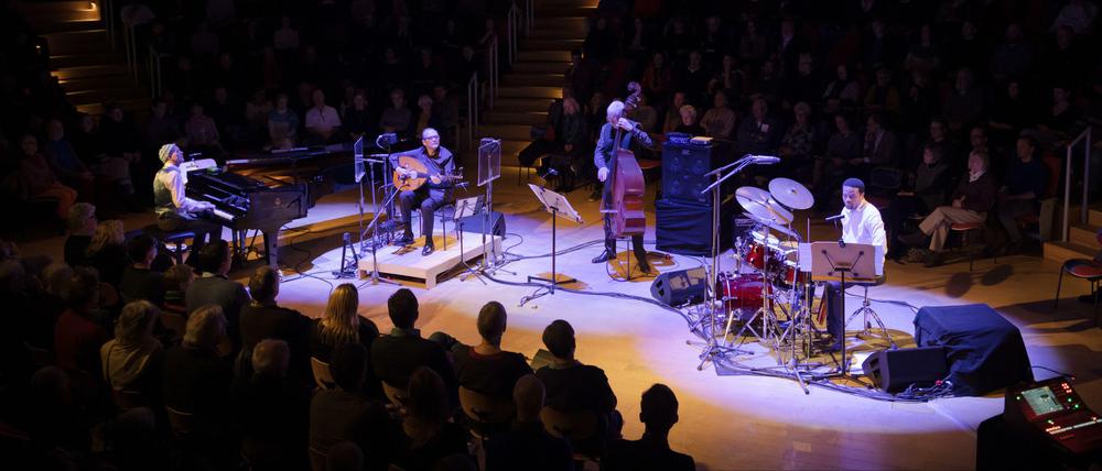 Himmlisch und irdisch. Das Quartett mit Django Bates, Anouar Brahem, Dave Holland und Nasheet Waits (von links). 