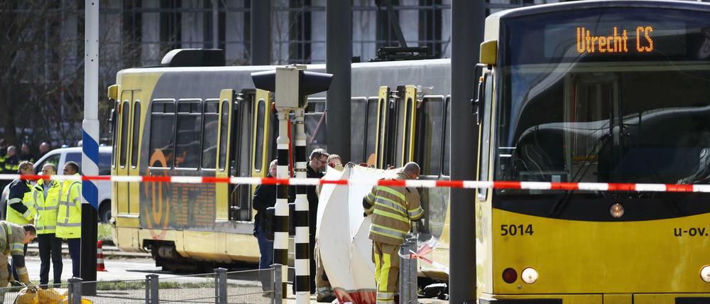 Schüsse in Straßenbahn in Utrecht: Ermittler am Tatort