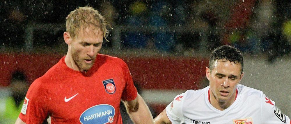 Augen zu und durch. Manuel Schmiedebach (rechts, hier gegen Sebastian Griesbeck) ging mit Union im Heidenheimer Regen leer aus.