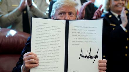 Donald Trump präsentiert sein Veto