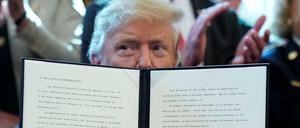 Donald Trump präsentiert sein Veto