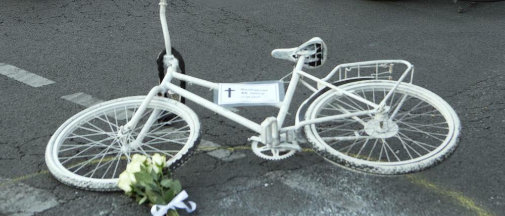 Weißes "Geisterrad" erinnert an getötete Radfahrer.
