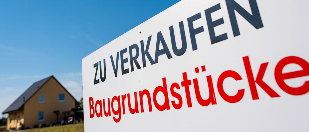 Die Linke in Berlin fordert, dass öffentliches Land künftig nicht mehr an private Träger verkauft wird.