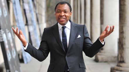 Der verstorbene Okwui Enwezor beim Fototermin vor dem Haus der Kunst.