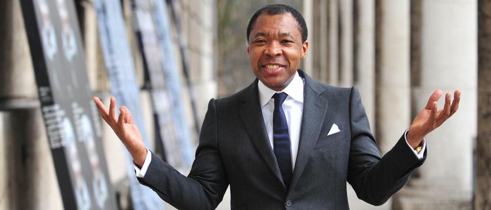 Der verstorbene Okwui Enwezor beim Fototermin vor dem Haus der Kunst.