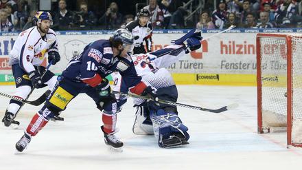 Zum Dritten: Brendan Ranford trifft zum 3:0 für die Eisbären.