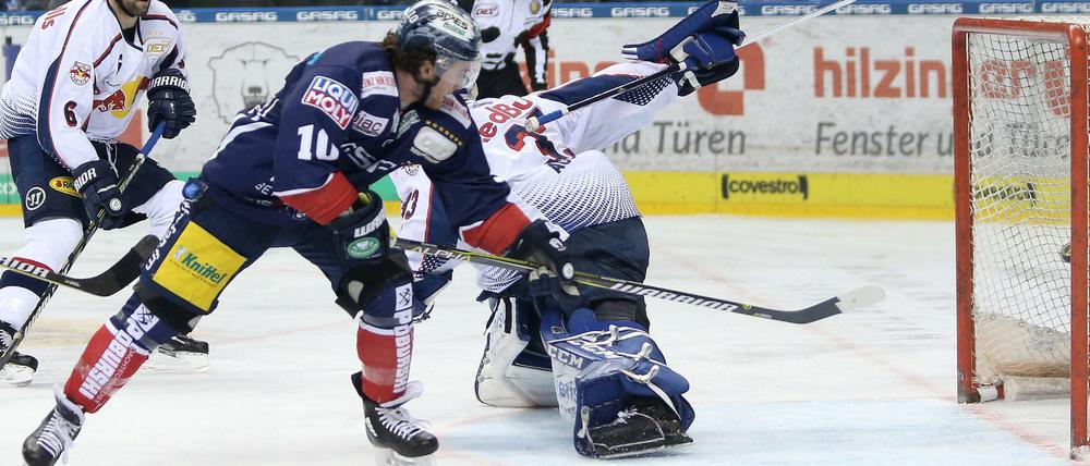 Zum Dritten: Brendan Ranford trifft zum 3:0 für die Eisbären.