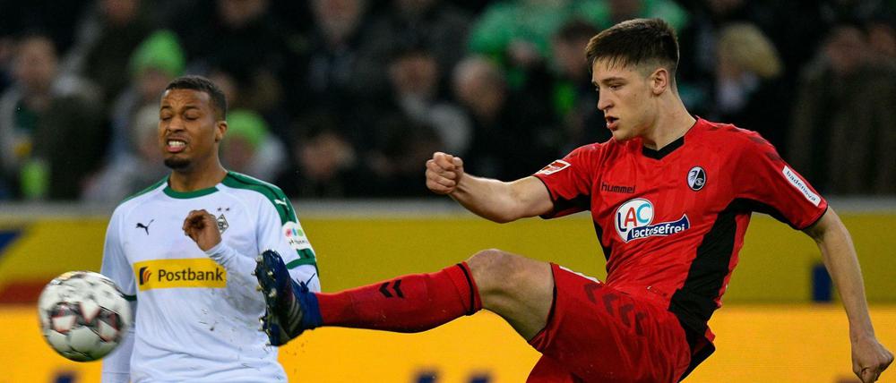 Gladbachs Alassane Plea und Freiburgs Keven Schlotterbeck lieferten sich ein enges Duell.