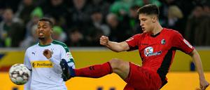 Gladbachs Alassane Plea und Freiburgs Keven Schlotterbeck lieferten sich ein enges Duell.