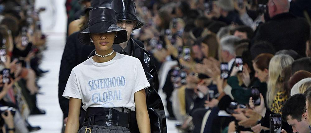 Schwestern aller Länder! Dior-Designerin Maria Grazia Chiuri mag feministische Sprüche auf T-Shirts.