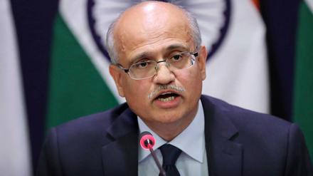 Indiens Außenminister Vijay Gokhale spricht bei einer Pressekonferenz