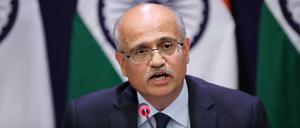 Indiens Außenminister Vijay Gokhale spricht bei einer Pressekonferenz
