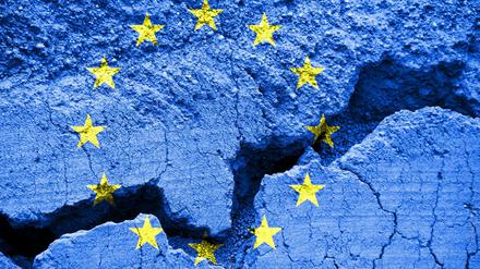EU-Flagge auf brüchiger Wand.