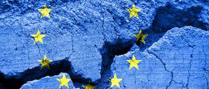 EU-Flagge auf brüchiger Wand.