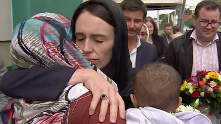 Die Premierministerin tröstet eine Frau während ihres Besuchs der Kilbirnie-Moschee in Christchurch.. 