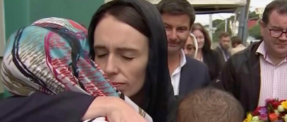 Die Premierministerin tröstet eine Frau während ihres Besuchs der Kilbirnie-Moschee in Christchurch..