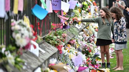 Menschen legen an der Moschee in Christchurch Blumen nieder.