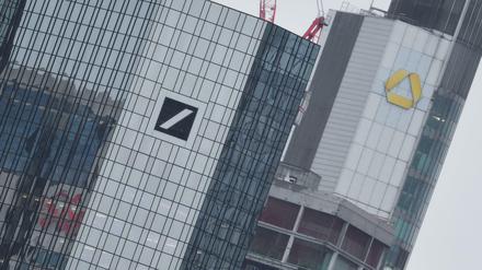 Die Zentralen der Deutschen Bank und der Commerzbank in Frankfurt. 