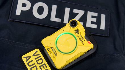 Eine Bodycam liegt auf einer schusssicheren Polizeiweste