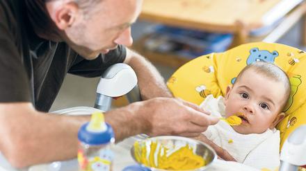 Immer rein damit! Ein Vater füttert seinen Sohn - soll er dafür Geld vom Unterhalt für die Mutter abziehen können?