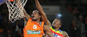 Dylan Ennis (rechts, hier gegen Ulms Javonte Green) ist einer der Schlüsselspieler bei Albas Halbfinalgegner.