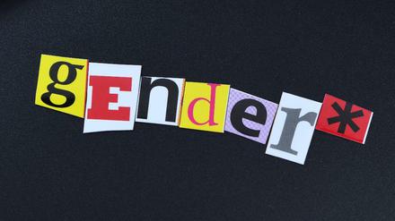 Schriftzug Gender* auf Schreibtafel. 
