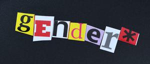 Schriftzug Gender* auf Schreibtafel.