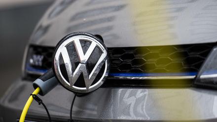 Aufgeladen. Der VW-Konzern geht nicht nur mit der Produktion von E-Autos in die Offensive, sondern auch mit öffentlichen Förderungen.