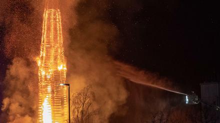 Ein 60 Meter hohe Holzturm wird von der Feuerwehr wegen starkem Funkenflug gelöscht. 