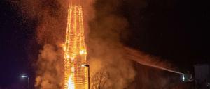 Ein 60 Meter hohe Holzturm wird von der Feuerwehr wegen starkem Funkenflug gelöscht. 