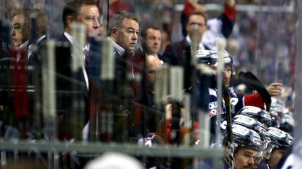 Kam, sah - und siegt nun auch. Stéphane Richer, Trainer der Eisbären Berlin, blickt so fokussiert wie sein Team zuletzt spielte.