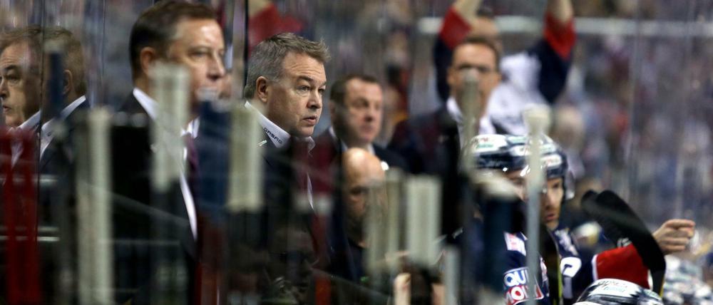 Kam, sah - und siegt nun auch. Stéphane Richer, Trainer der Eisbären Berlin, blickt so fokussiert wie sein Team zuletzt spielte.