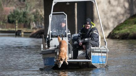 Suche nach seit einem Monat vermissten Mädchen Rebecca am Wolziger See mit Boot und Leichenspürhund.