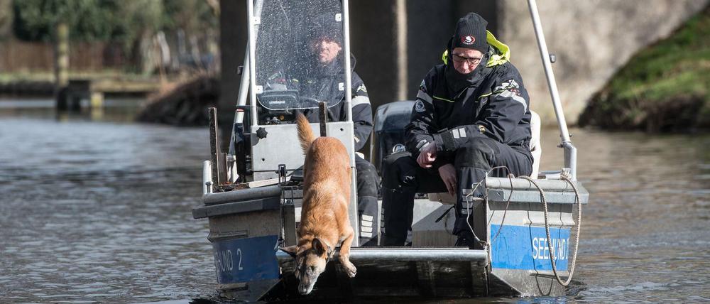 Suche nach seit einem Monat vermissten Mädchen Rebecca am Wolziger See mit Boot und Leichenspürhund.
