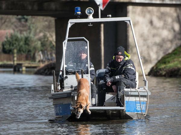 Suche nach seit einem Monat vermissten Mädchen Rebecca am Wolziger See mit Boot und Leichenspürhund.