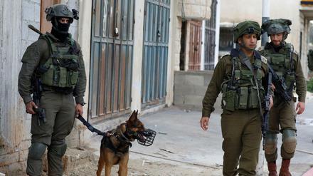 Israelische Soldaten während der Suche nach einem Angreifer. 