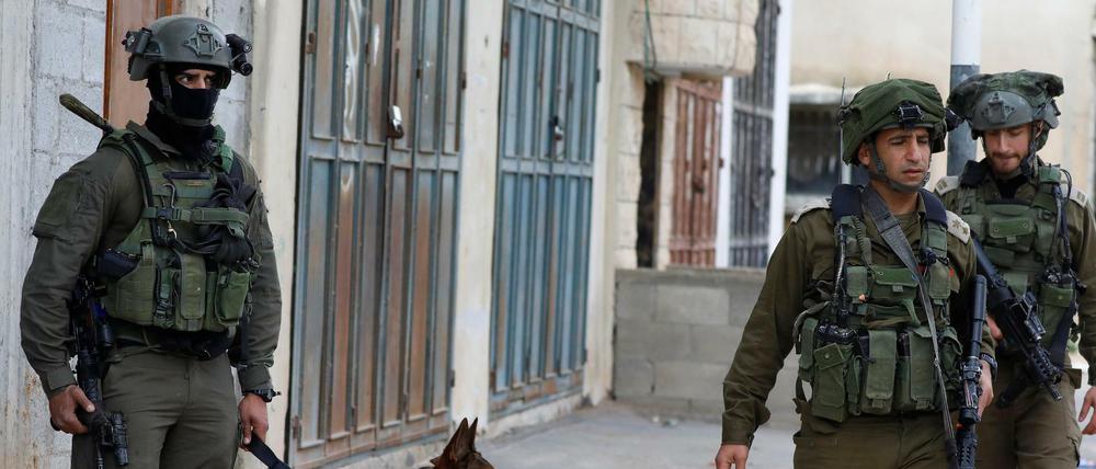 Israelische Soldaten während der Suche nach einem Angreifer. 