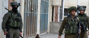 Israelische Soldaten während der Suche nach einem Angreifer.