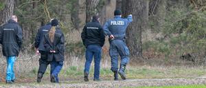 Polizisten suchen die vermisste Rebecca. Hier am Dienstag in einem Waldgebiet im Landkreis Oder-Spree. 